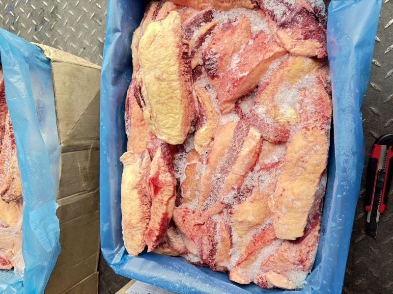 牛胸口油一件20公斤左右，稍微带点肉