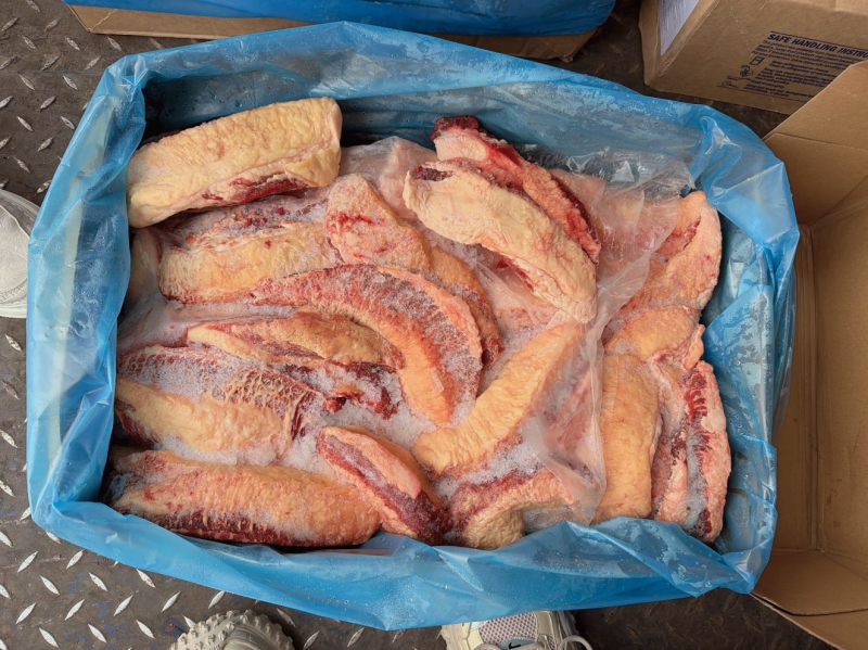 牛胸口油一件20公斤左右，稍微带点肉