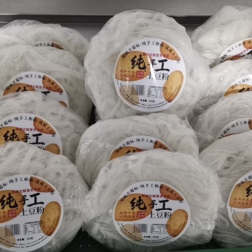 土豆粉条纯手工和面，明矾不超标，不加防腐剂，不放增稠剂