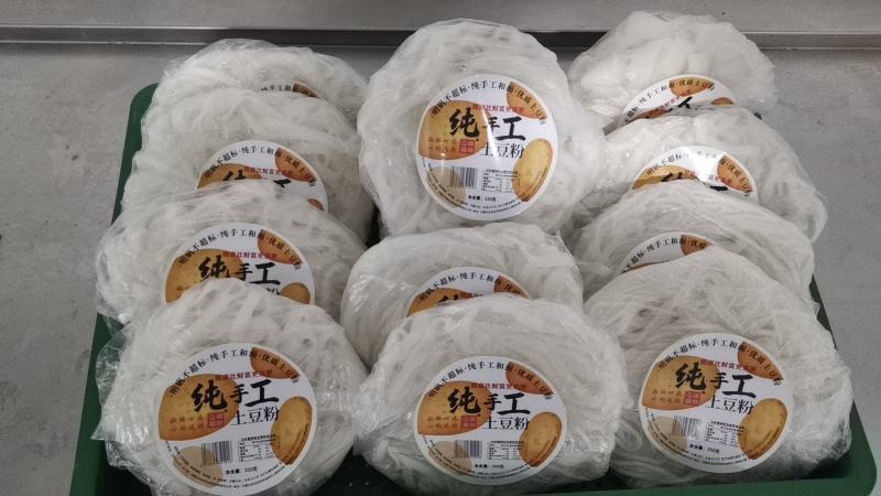 土豆粉条纯手工和面，明矾不超标，不加防腐剂，不放增稠剂