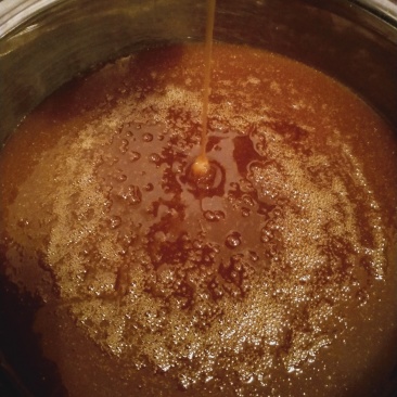土蜂蜜瓶装，有一斤装和两斤装，也支持散装大桶