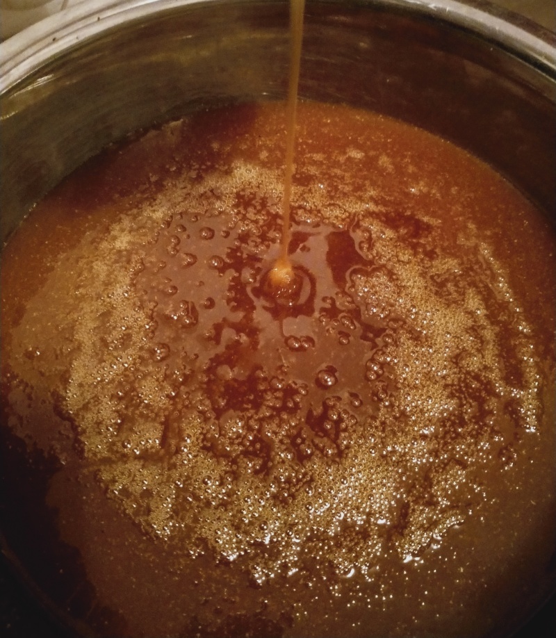 土蜂蜜瓶装，有一斤装和两斤装，也支持散装大桶