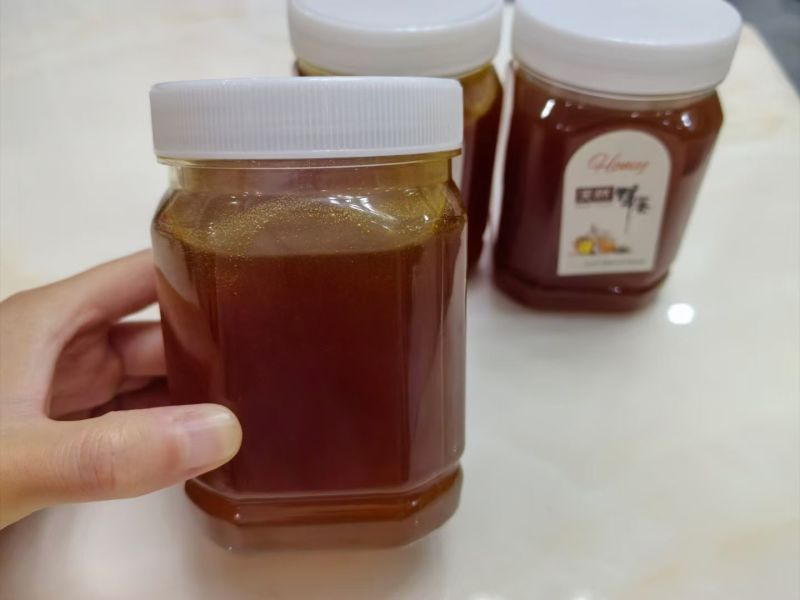 土蜂蜜瓶装，有一斤装和两斤装，也支持散装大桶