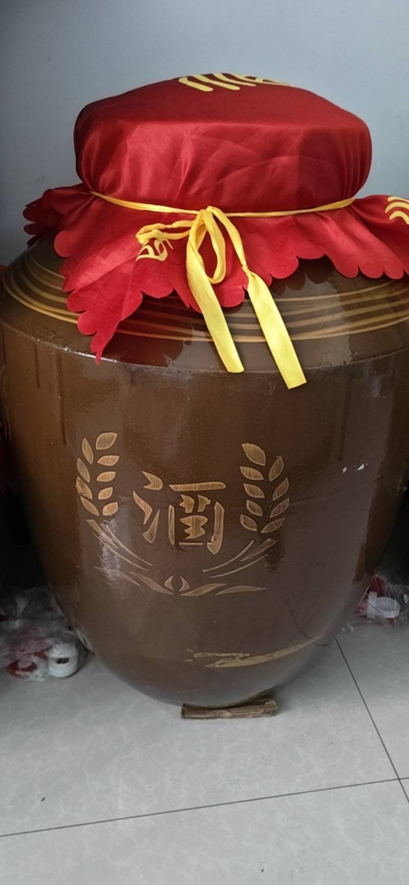 白酒56度80元/斤（透明食品级塑料桶包装）；低度数60