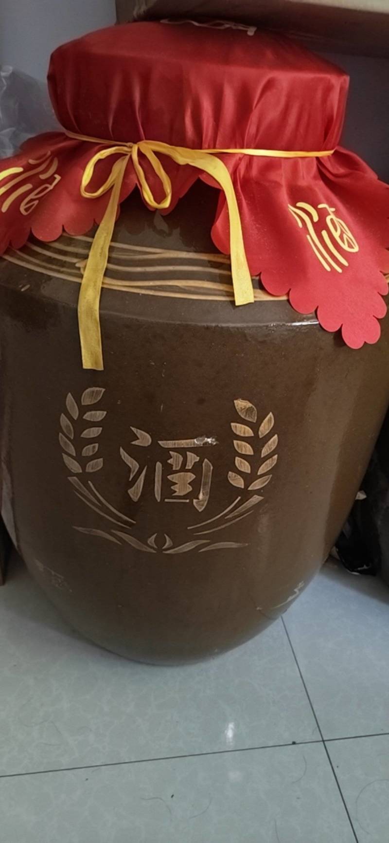 白酒56度80元/斤（透明食品级塑料桶包装）；低度数60