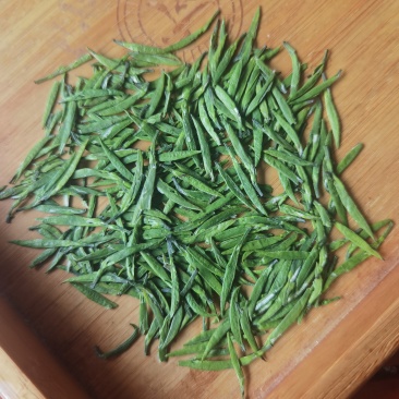 竹叶青茶三个品种：①零售500/批发400一斤；②零售3