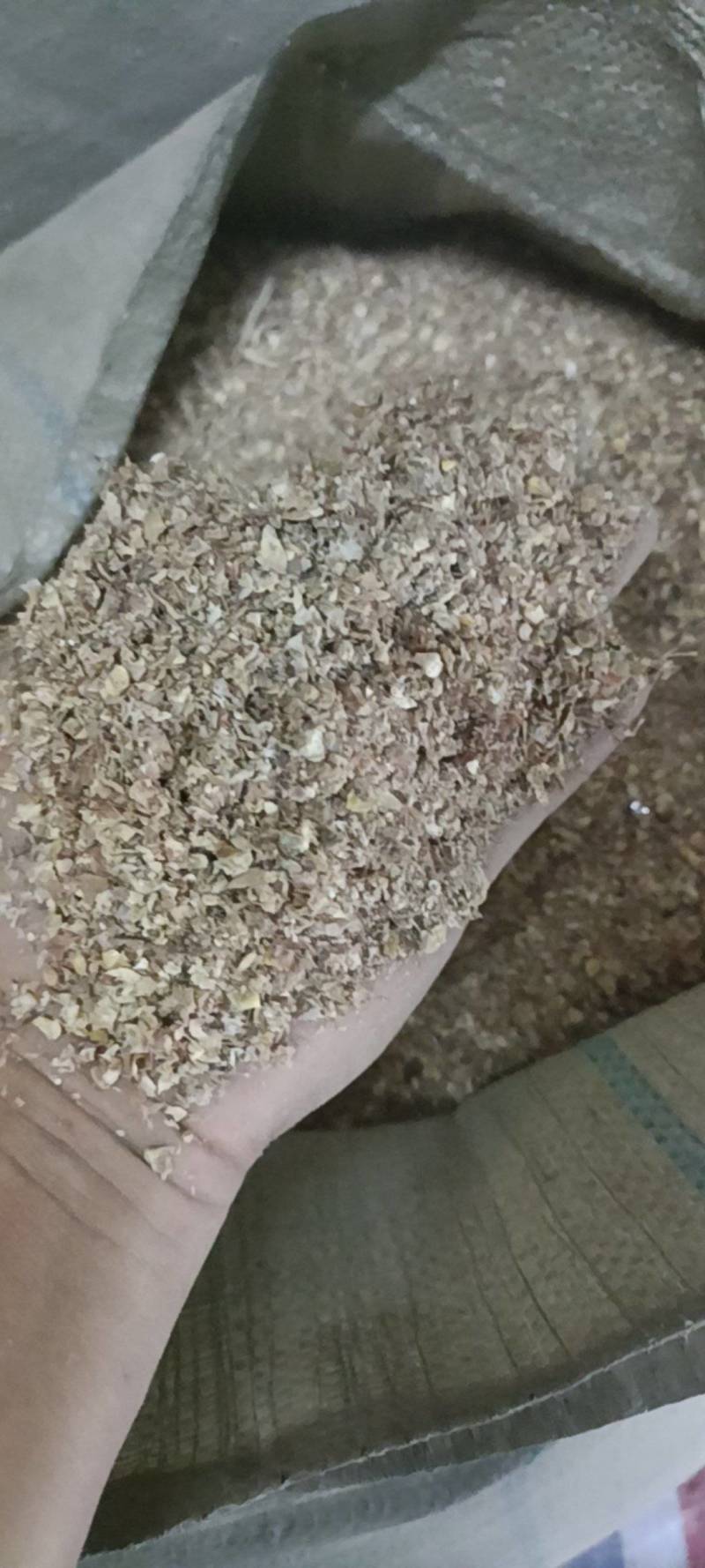玉米毛糠粗中带细的糠皮，已过筛
