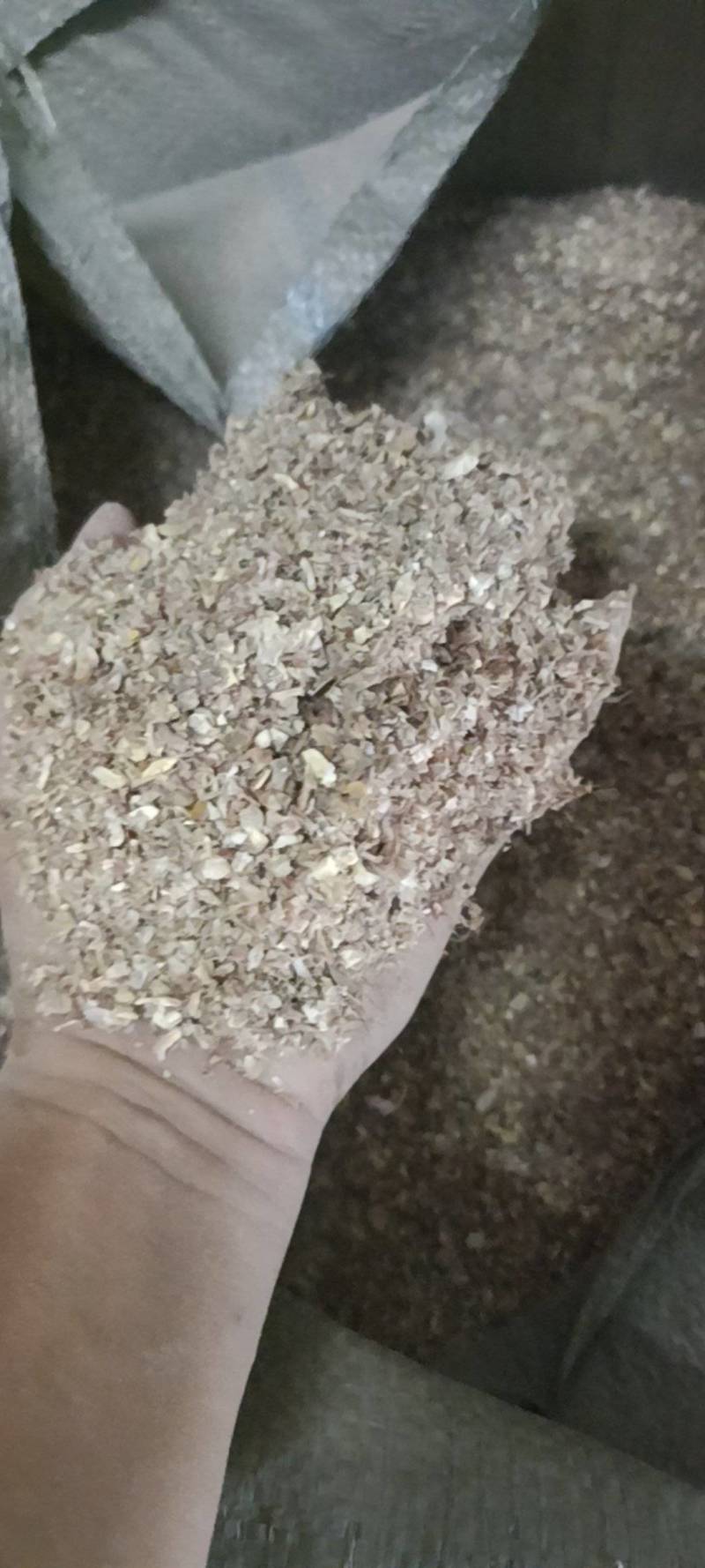 玉米毛糠粗中带细的糠皮，已过筛