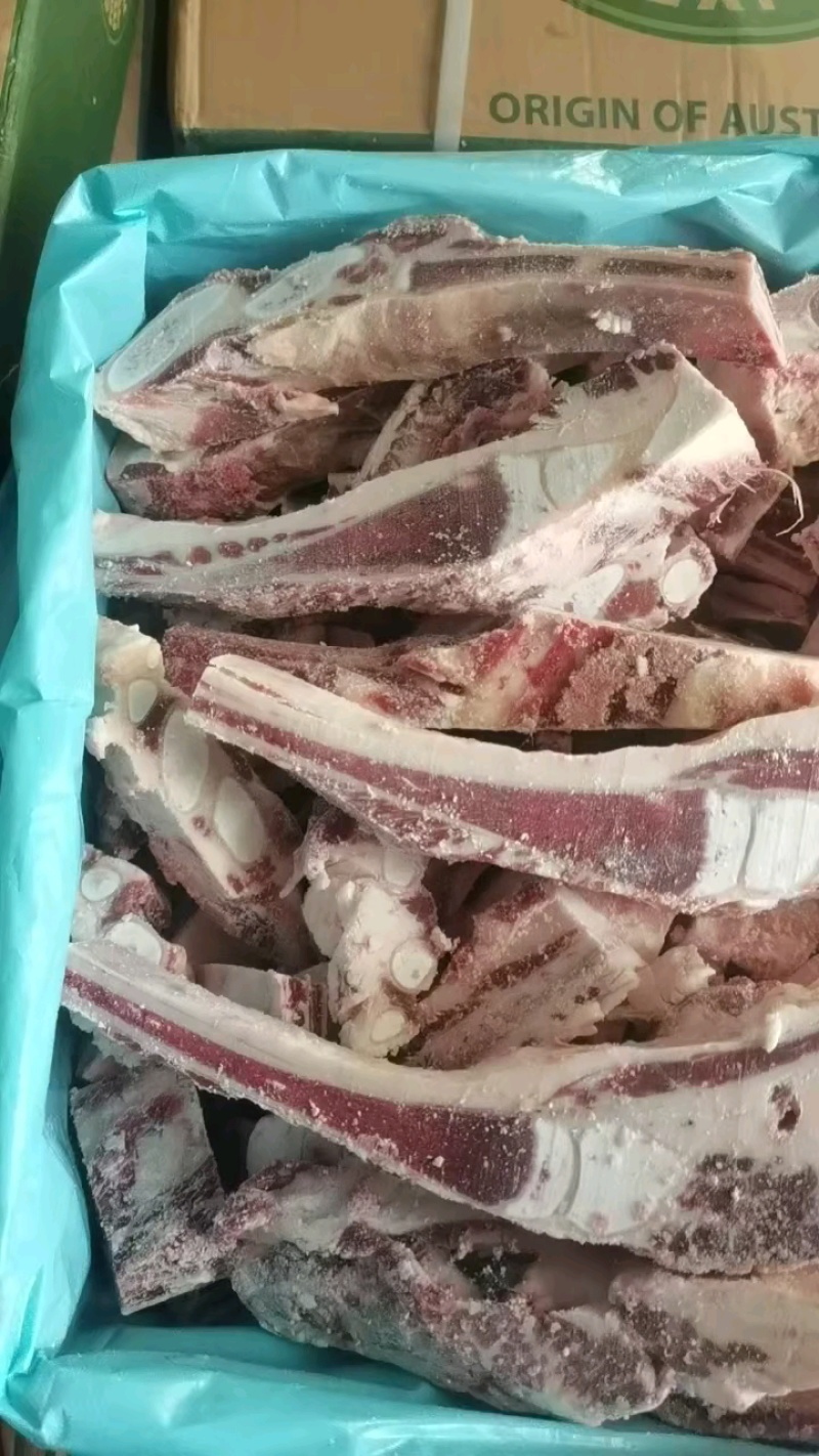 新到牛胸口骨片，30斤/件，颜色新鲜。