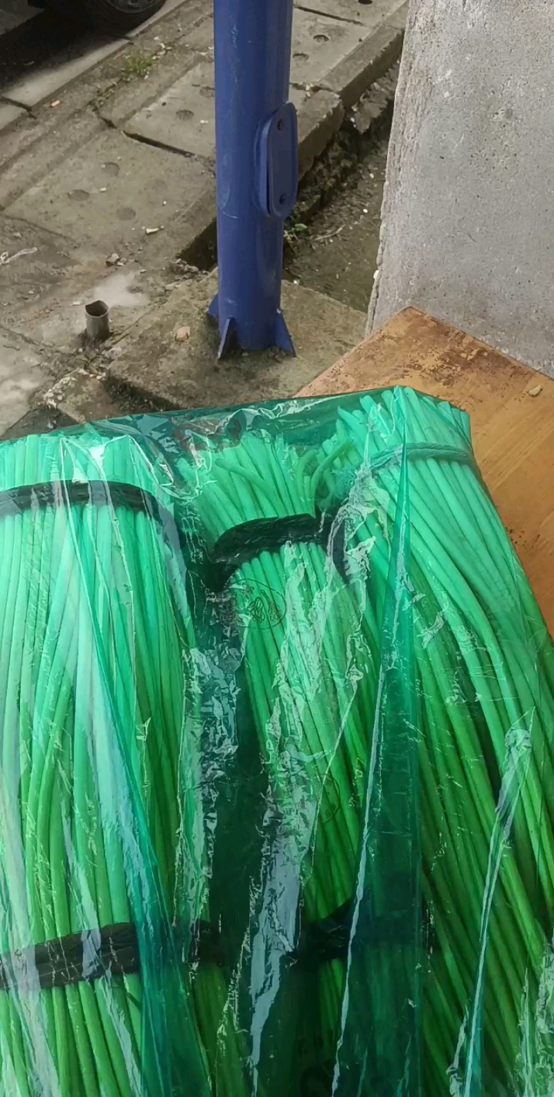 新货上市：新鲜白帽蒜薹