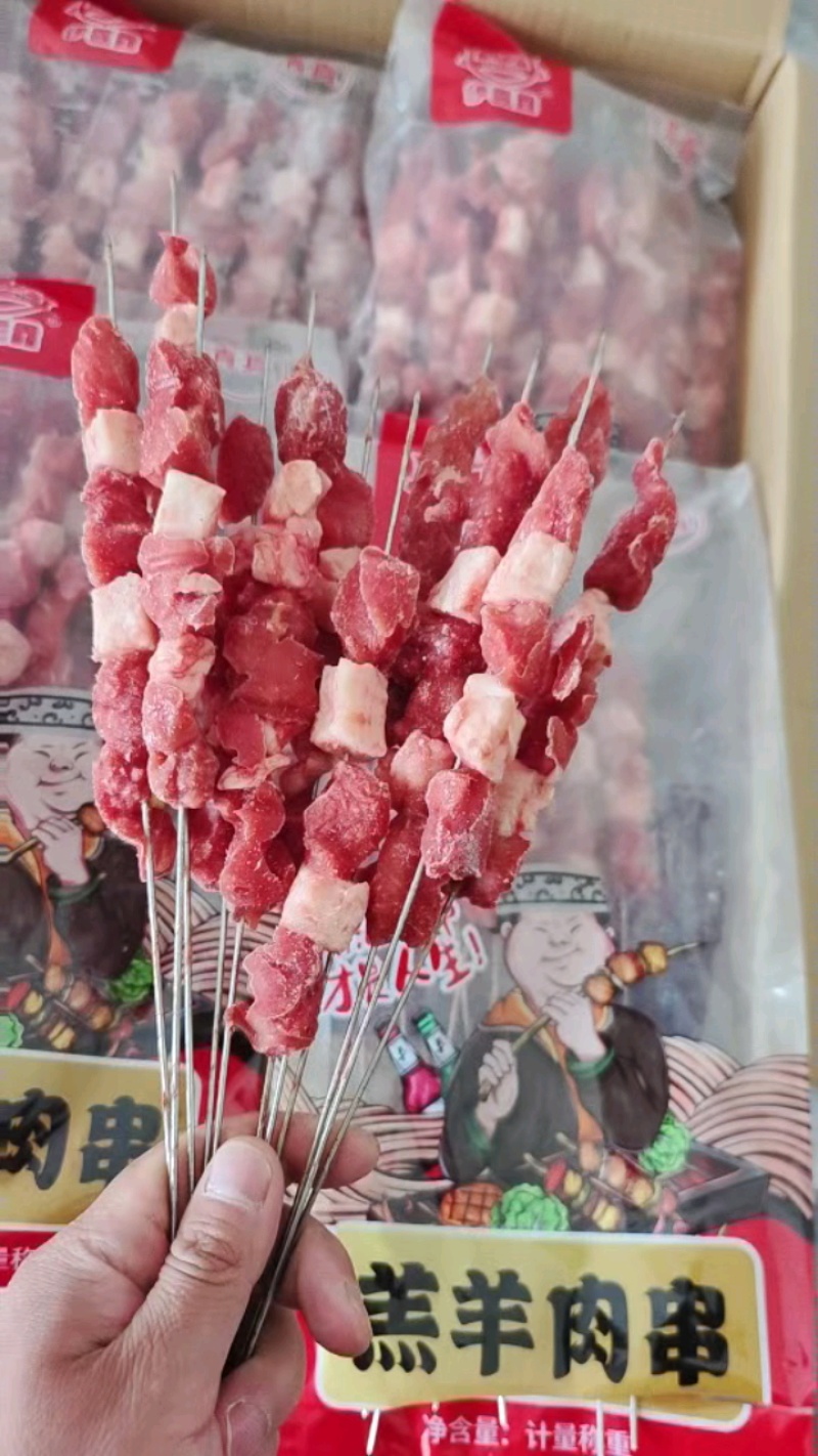 羊肉串，纯羊肉3瘦2肥。钢签羊肉串油炸烧烤都可以