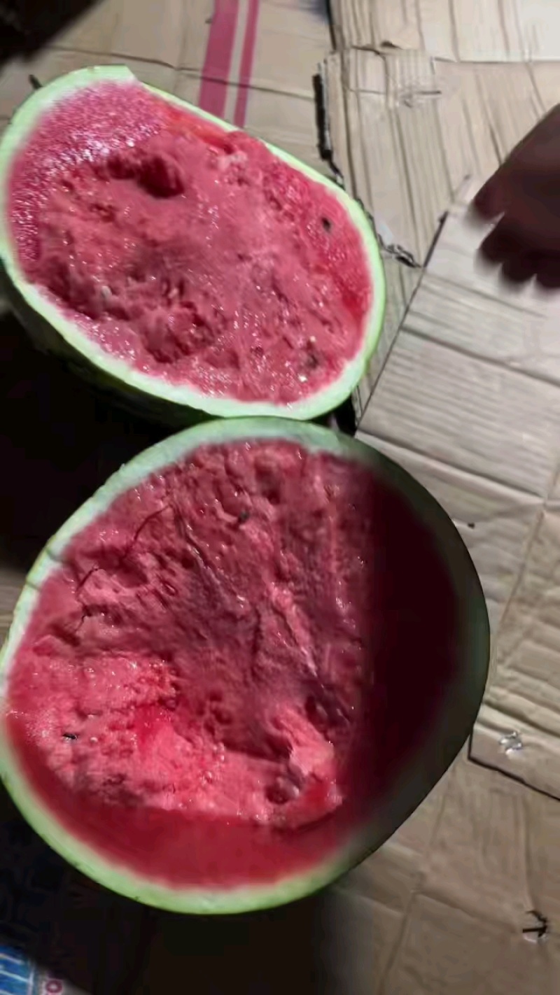 麒麟西瓜产地大量供应中，皮薄肉厚口感甜，对接电商市场外贸