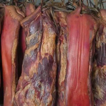 腊五花肉传统小火慢熏，低盐不咸，传统的土家腊肉非速腊肉