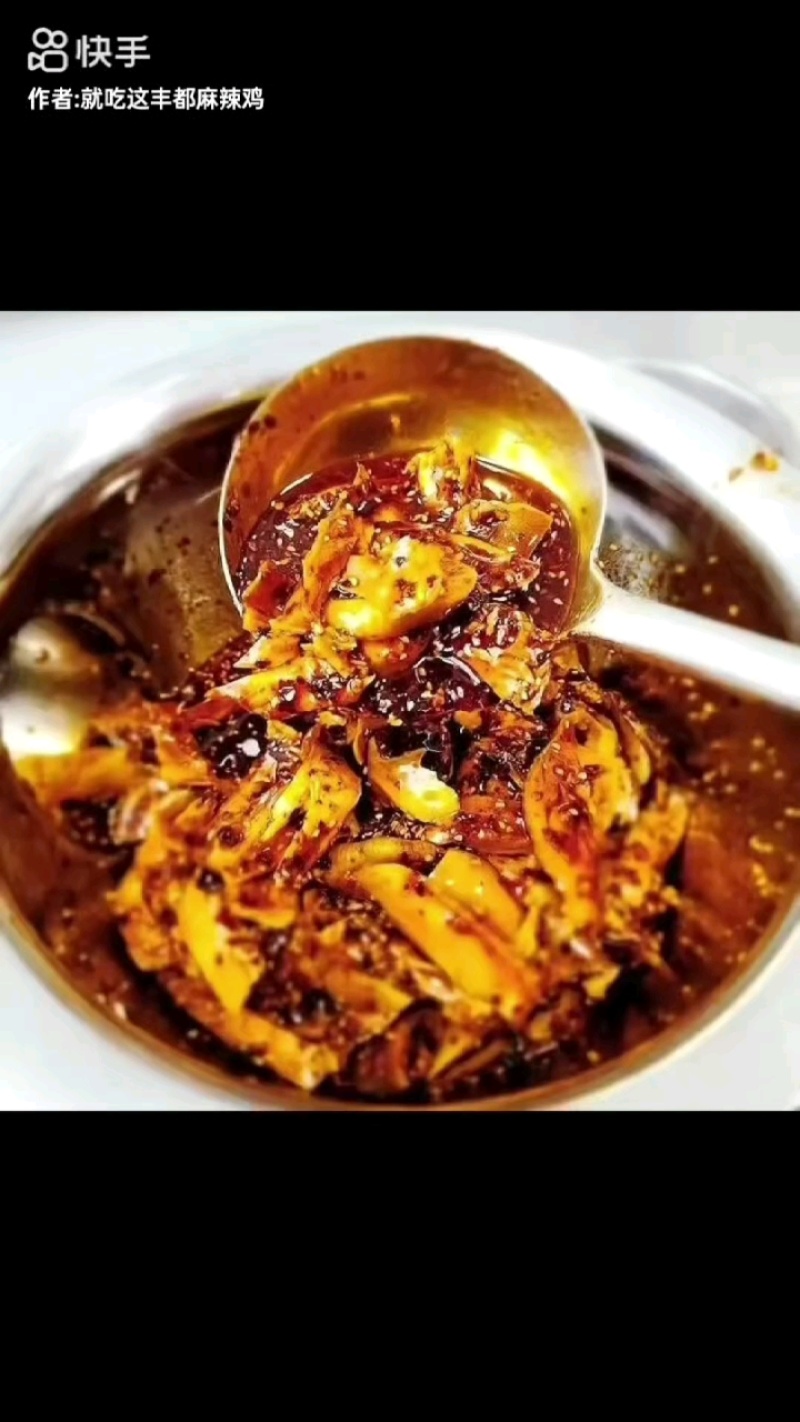 丰都鬼城麻辣鸡，主食材采用6个月以上的跑山鸡加工而成！