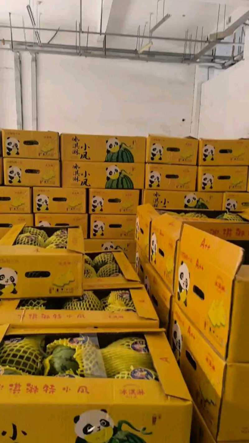 临沂水果市场特小凤2元起，广东货两块多。