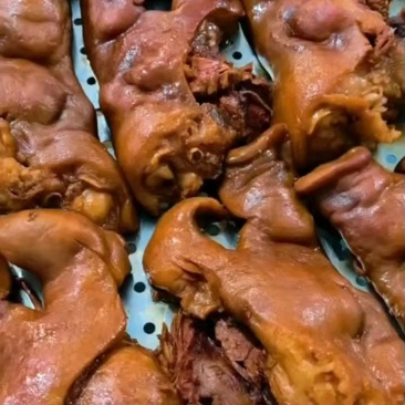刚出锅的酱卤猪头肉，热乎现切！
