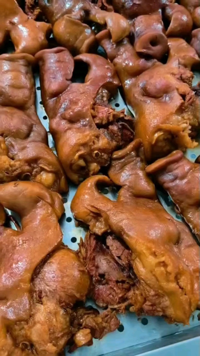 刚出锅的酱卤猪头肉，热乎现切！