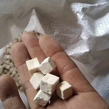 茯苓陕西无硫茯苓丁，一公分大小无粉沫，颜色白干度足。
