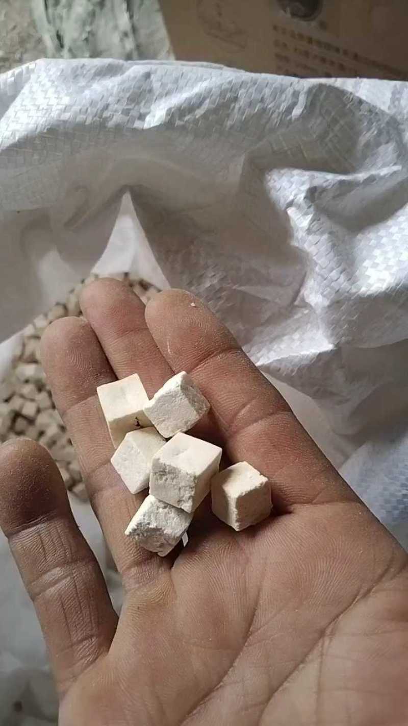 茯苓陕西无硫茯苓丁，一公分大小无粉沫，颜色白干度足。