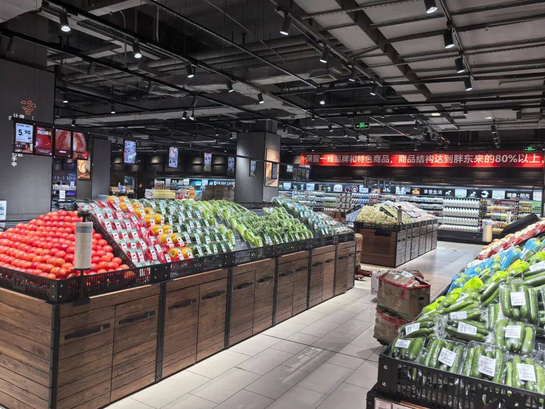 现代生鲜超市冷链柜实景:红、黄、青圆菜椒并列陈列,突出商品新鲜度与标准化分级,标签含核心营养参数,体现农产品营养可视化趋势 圆菜椒选购场景图:超市冷柜中整齐陈列的红、黄、青三色圆菜椒,果面光洁饱满,标签清晰标注“当日采摘”与“维生素C≥120mg/100g”