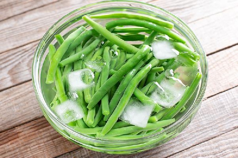 图中展示:①冰水预冷中的翠绿毛豆角;②用厨房纸轻压吸干豆荚表面水珠;③放入透明真空袋,抽气后封口;④整齐码放在冰箱冷藏室底层专用保鲜抽屉内,温度显示为1.5℃ 毛豆角真空密封冷藏保鲜操作示意图