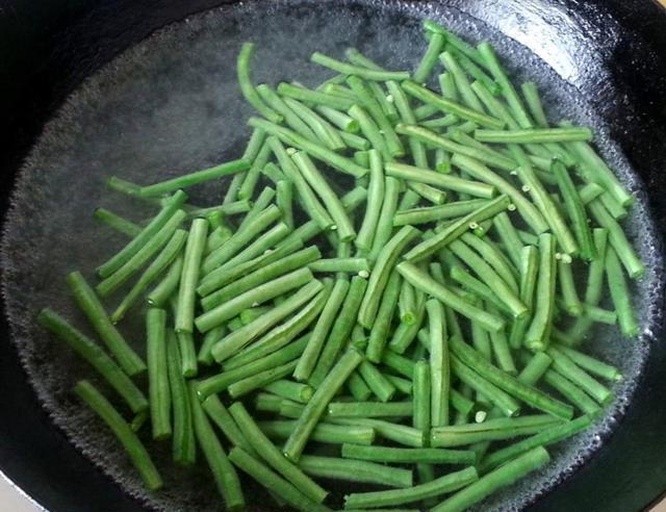 四季豆在沸水中焯烫的过程