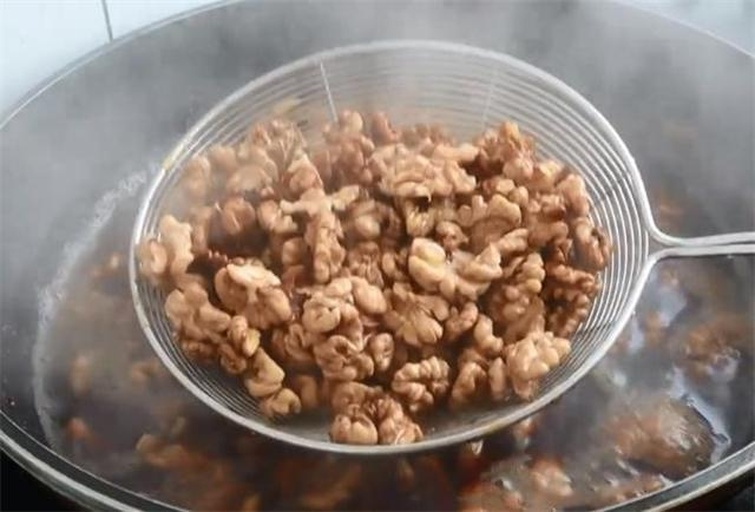 核桃仁沸水烫煮后冰水冷却操作示意图