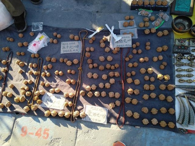 文玩市场中的八个棱核桃展示