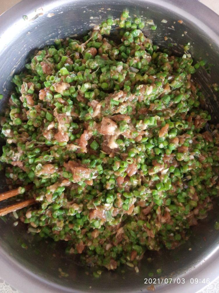 图片说明:新鲜的韭菜和小葱洗净后切碎,准备与肉馅混合 新鲜韭菜和小葱洗净切碎的过程
