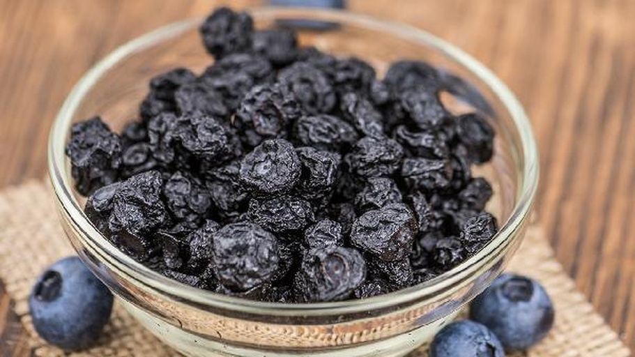 蓝莓干与鲜蓝莓营养成分对比可视化图表:X轴为营养素类别(花青素mg、膳食纤维g、维生素Cmg、钾mg),Y轴为每100g含量;蓝色柱代表鲜蓝莓基准值,红色柱代表无糖蓝莓干实测值,箭头标注变化倍数(如花青素+4.5倍,维生素C-68%) 蓝莓干营养成分对比柱状图:并列展示鲜蓝莓与无糖蓝莓干每100g中花青素、膳食纤维、维生素C、钾的含量变化