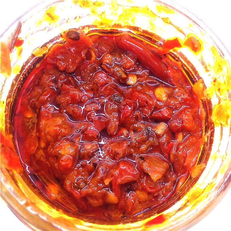 创意生活方式组图,展现红椒盐在烘焙、零食、饮品等多元场景中的创新应用,体现其从厨房调料到生活美学符号的升级 创意应用场景:三组对比摆拍——左:传统辣椒面+盐分装;中:红椒盐玻璃瓶;右:用红椒盐制作的迷你红椒盐司康、红椒盐坚果拼盘、红椒盐柠檬水杯沿装饰
