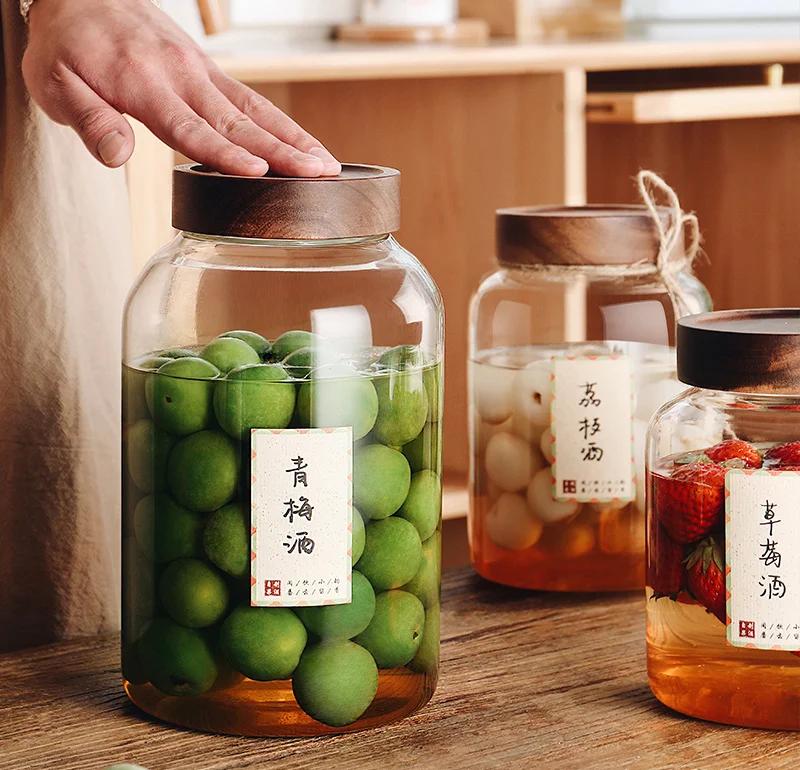 成品妃子笑荔枝酒倒入高脚杯特写图
