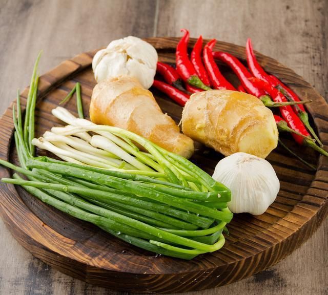 水辣椒作为蘸料搭配多种食材摆盘