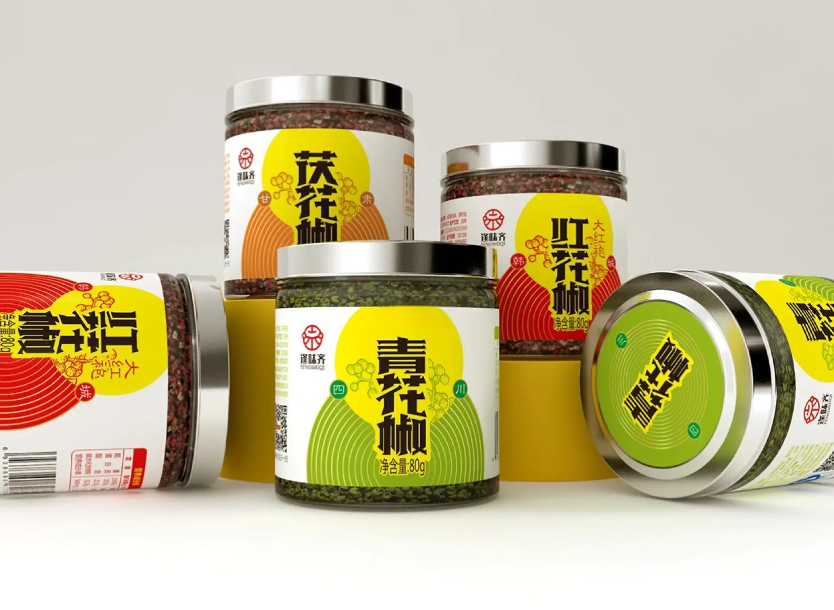 展示一瓶泡椒蓉的特写图片,瓶身清晰可见产品标签,背景为厨房或食品加工环境 泡椒蓉产品特写