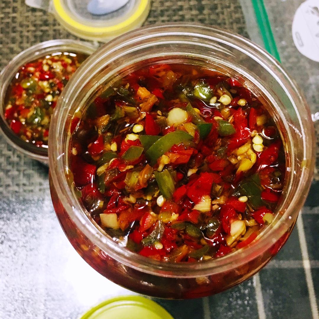 自制红色尖椒酱成品图