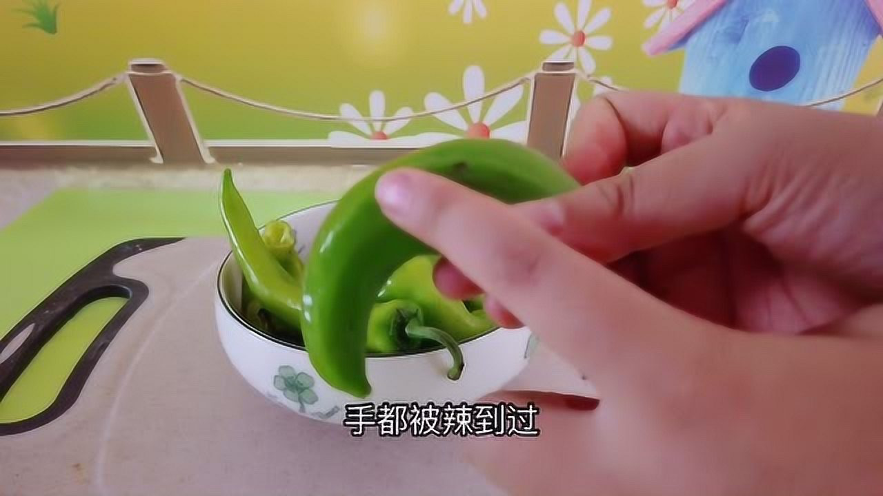 一只手正在用水冲洗指尖,指尖发红并有轻微肿胀迹象,背景为厨房操作台,旁边放着切开的红色尖椒和菜刀,表现出典型的辣椒刺激后反应场景 手部接触辣椒后的特写镜头
