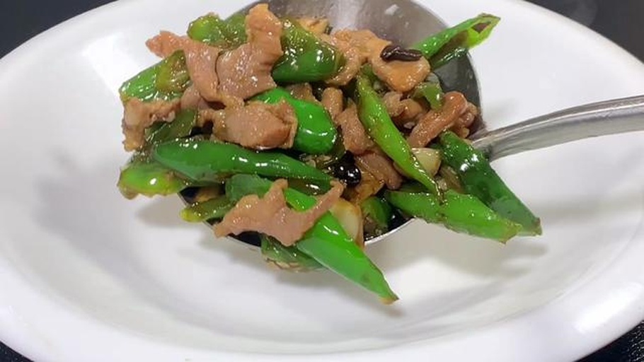 青椒炒鸡腿成品图