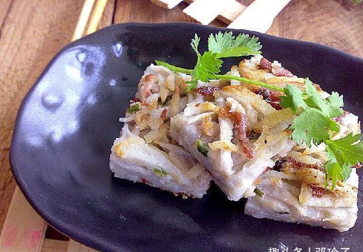 高清俯拍拼图:左上为琥珀色芋头扣肉倒扣成型,肉片丰腴、芋片吸汁饱满;右上为淡紫色椰香芋泥切块,表面光滑反光,点缀椰丝;下方为金黄微鼓的香煎芋头饼,边缘酥脆卷曲,撒翠绿葱花;背景为原木砧板与粗陶碟 芋头三种经典做法成品拼图