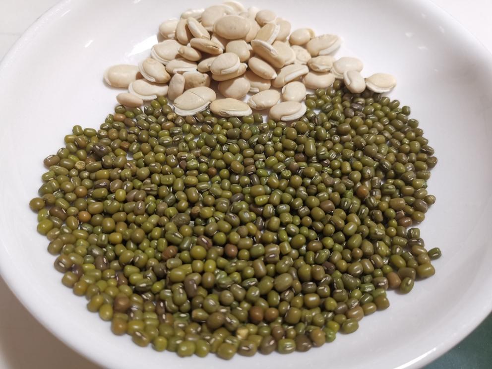 新鲜毛豆与干燥大豆对比图