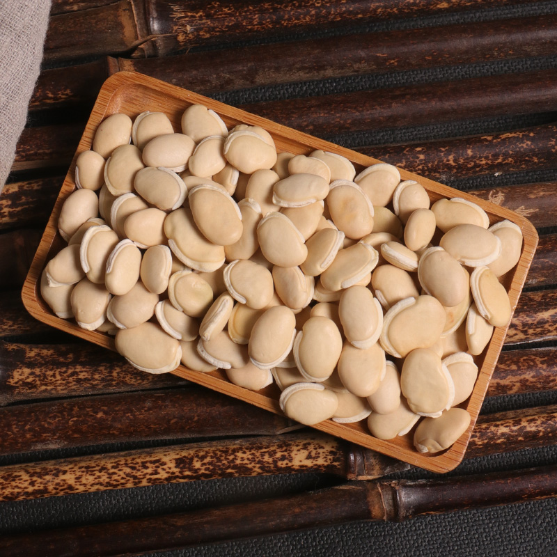 厨房中摆放的白扁豆干货