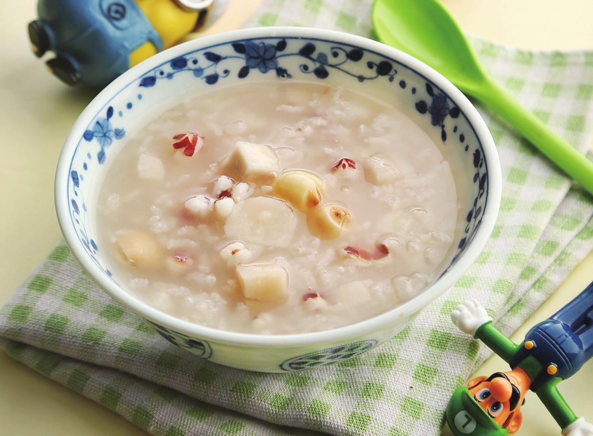 温馨室内场景:现代中式厨房岛台,暖光照射下,一位银发奶奶正将刚出炉的红薯奶酪球放入青瓷小碟,年轻妈妈微笑着用勺子舀起一小块喂向 toddler(约2岁男孩),孩子张嘴欢笑,桌上还摆着紫薯馒头、红薯小米粥和手绘‘红薯宝宝’贴纸。画面突出亲情互动、食物温度与生活烟火气,色调柔和,细节丰富 中国家庭厨房场景:三代人共享红薯甜点