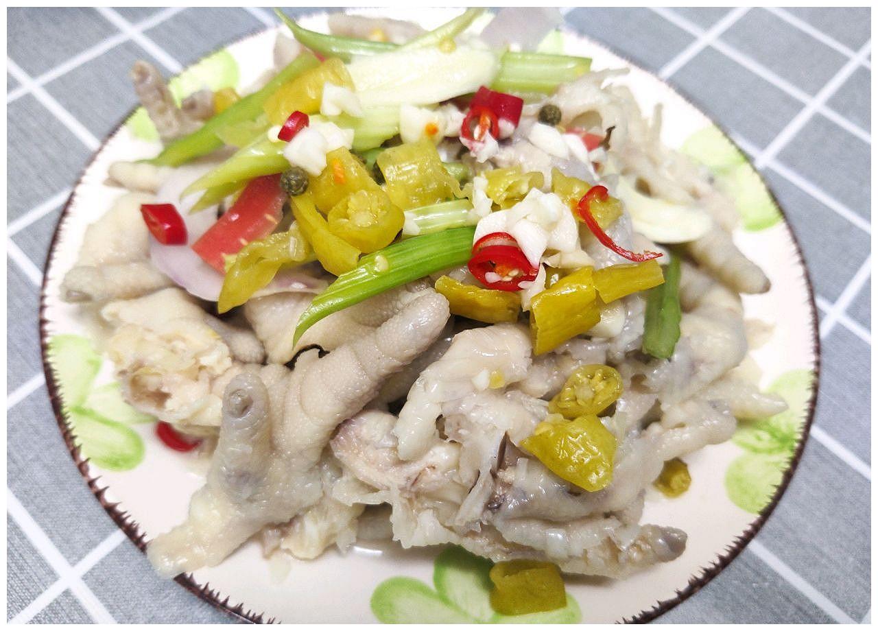 鸡爪和土豆食材摆放