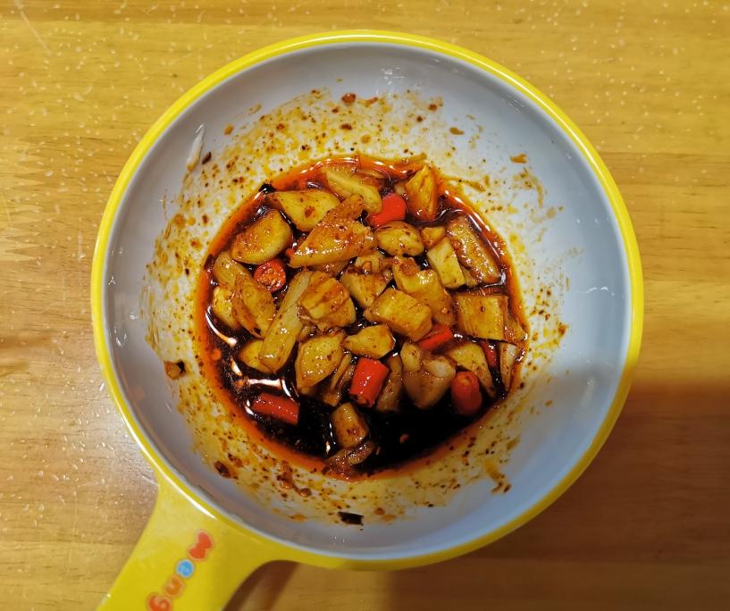锅中蒜末与红油翻炒,呈现出浓郁的蒜香红油酱,色泽红亮,香气四溢 蒜香红油酱炒制过程