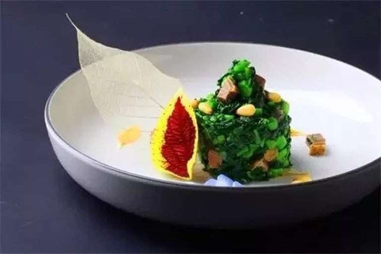 一张白色瓷盘中摆放着由血橙片、芝麻菜、羊奶酪和核桃仁组成的创意沙拉,旁边配有小杯血橙汁,整体色彩对比鲜明,红绿白相间,餐具为木叉和银刀,背景虚化体现高级餐饮氛围 血橙创意料理拼盘