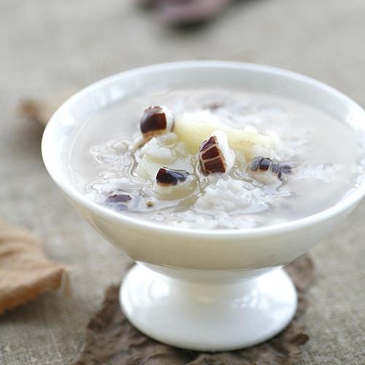 高压锅中正在熬煮的湘莲红豆混合物