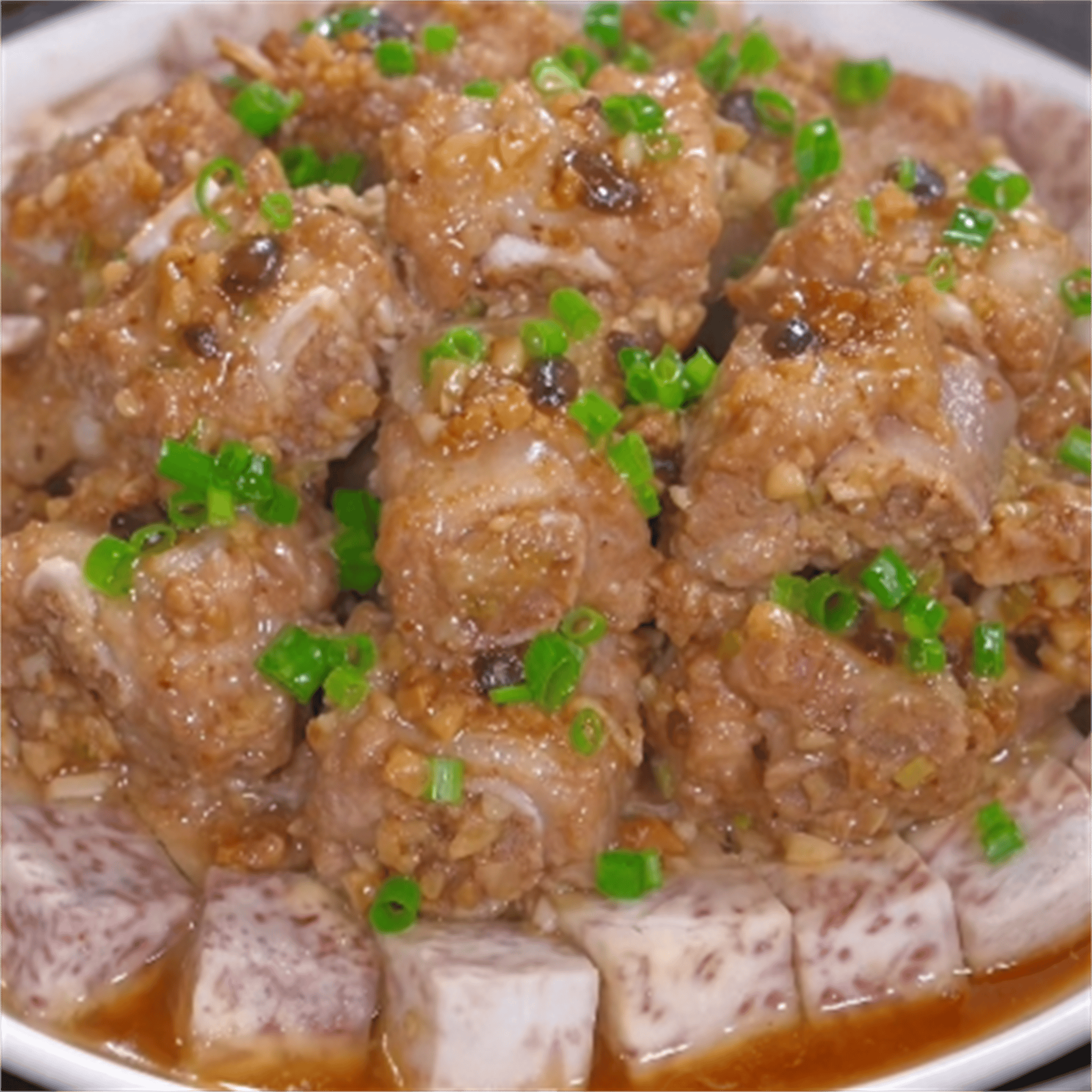 蒜蓉香芋蒸排骨与米饭搭配图,热气腾腾,香气扑鼻,令人食欲大开 蒜蓉香芋蒸排骨与米饭搭配