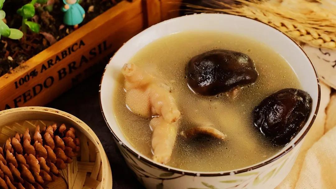 鸡爪芋与黑豆煲汤成品图