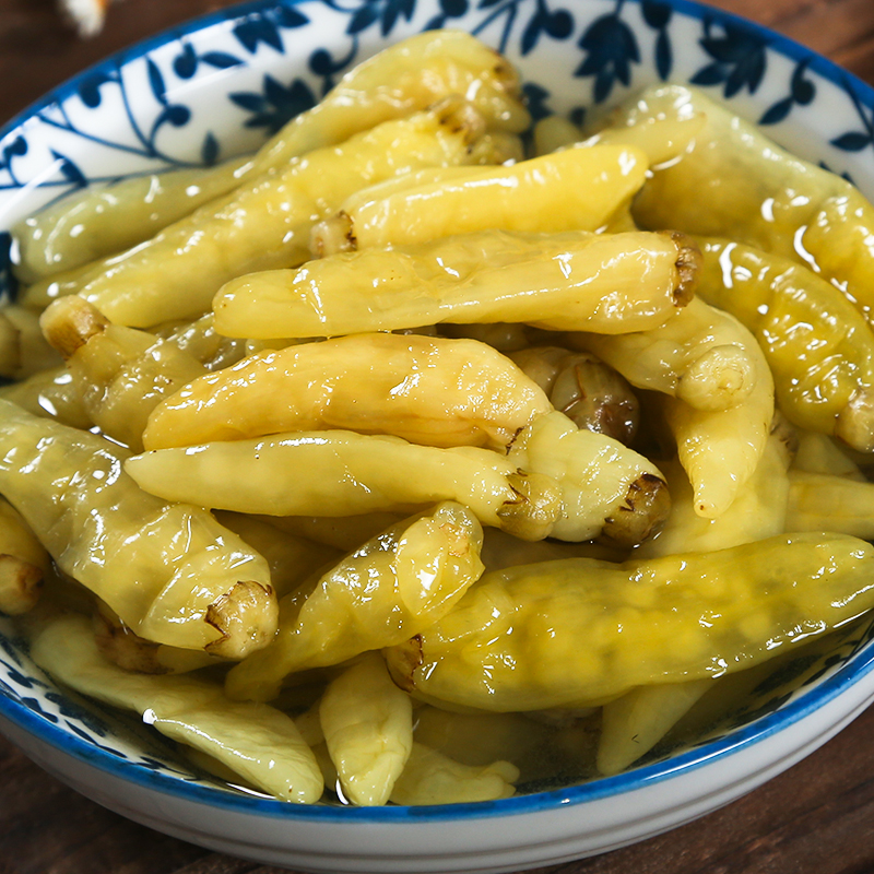 厨房操作台上摆放着洗净晾干的红辣椒、玻璃罐、盐、糖和香料，准备腌制