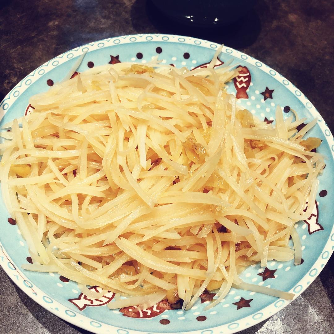 成品白不老炒土豆盛放在白色瓷盘中