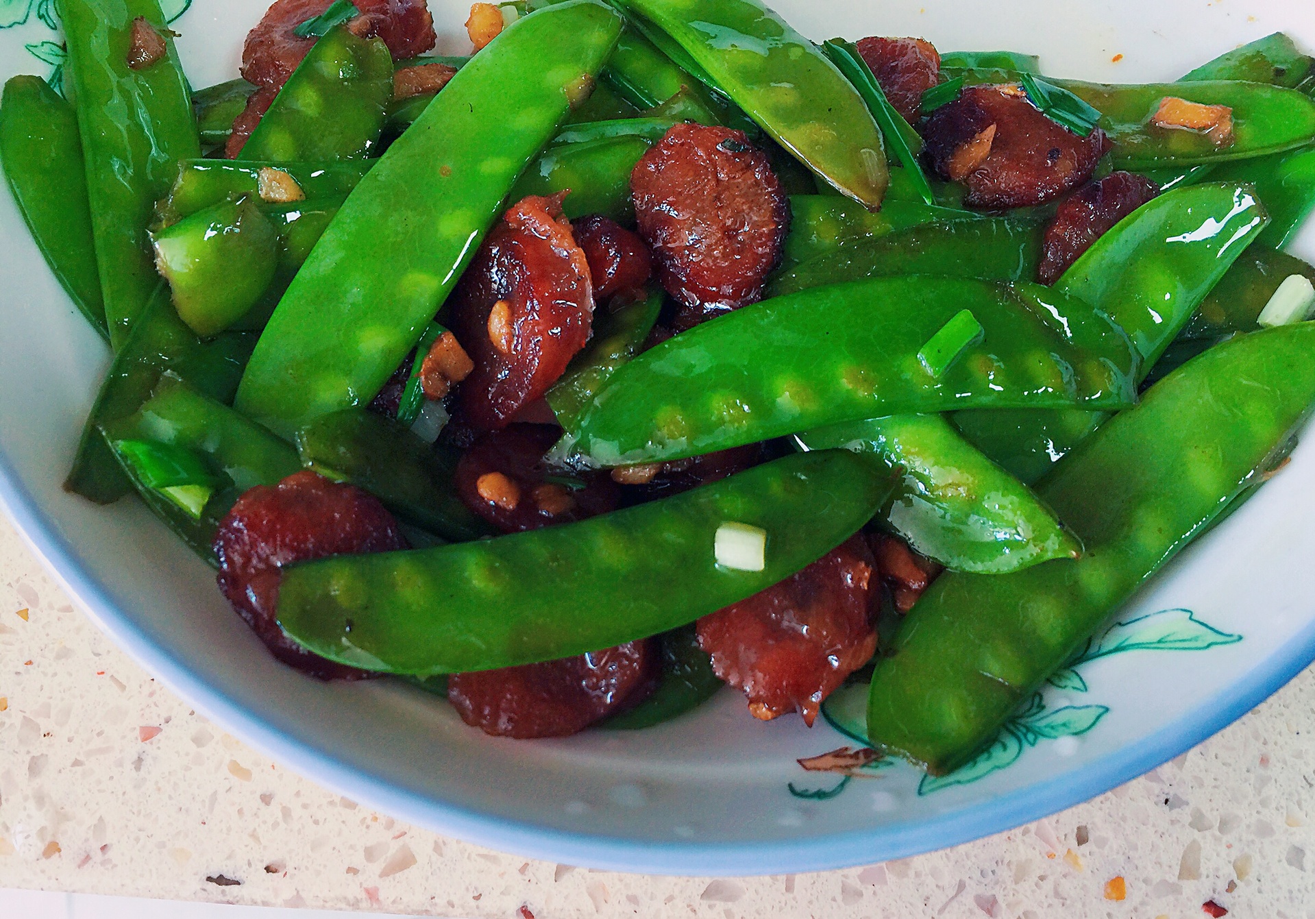 荷兰豆与腊肠翻炒过程图